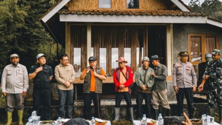 Dalam upaya menjaga kelestarian lingkungan Kawasan Bandung Utara, Dishut Provinsi Jawa Barat menggelar kegiatan penanaman pohon serentak di 12 Desa Kabupaten Bandung Barat, Jumat 19 Januari 2024