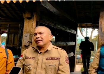 Oh Bupati Bandung Barat, Arsan Latif didampingi Camat Cisarua Taufik Firmansyah dan Kepala Desa Kertawangi Yanto Bin Surya atau kerap disapa Steve Ewon