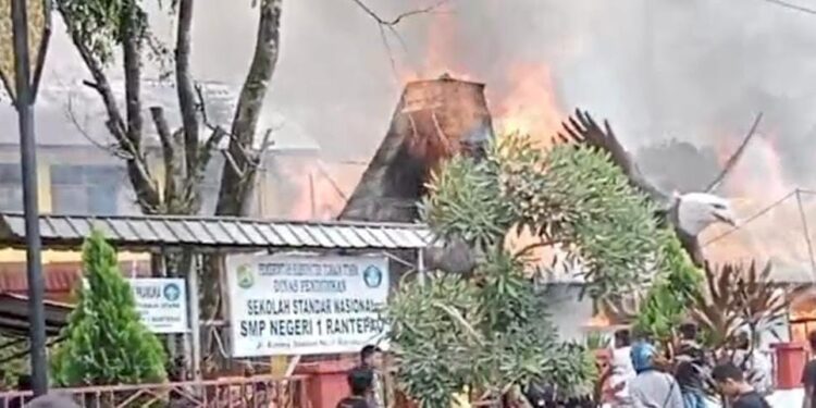 Toraja Utara, Gedung SMPN 1 Dilalap Si Jago Merah
