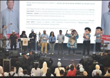 relawan Aliansi Pro Rakyat melakukan kampanye dan deklarasi pemenangan pasangan Capres dan Cawapres Prabowo-Gibran.