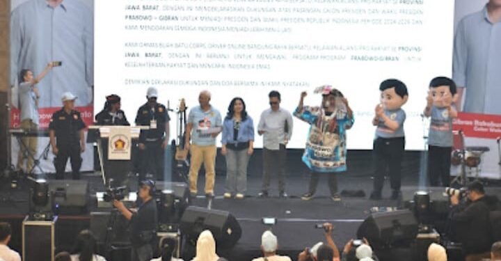 relawan Aliansi Pro Rakyat melakukan kampanye dan deklarasi pemenangan pasangan Capres dan Cawapres Prabowo-Gibran.