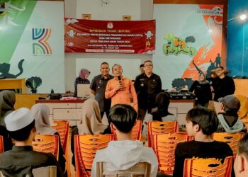 Kepala Desa Kertawangi, Yanto Bin Surya atau kerap disapa Steve Ewon saat menerima kunjungan Pj Bupati Bandung Barat Arsan Latif dalam pelaksanaan perekaman KTP untuk masyarakat di Desa Kertawangi, Selasa 6 Februari 2024.