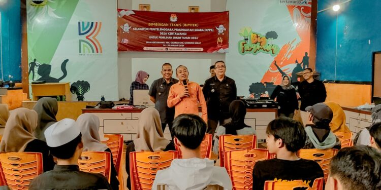 Kepala Desa Kertawangi, Yanto Bin Surya atau kerap disapa Steve Ewon saat menerima kunjungan Pj Bupati Bandung Barat Arsan Latif dalam pelaksanaan perekaman KTP untuk masyarakat di Desa Kertawangi, Selasa 6 Februari 2024.