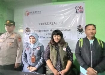 Ketua Panwascam Cidadap Kota Bandung saat menggelar Konferensi pers Senin, 5 Februari 2024