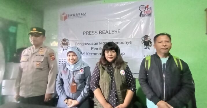 Ketua Panwascam Cidadap Kota Bandung saat menggelar Konferensi pers Senin, 5 Februari 2024
