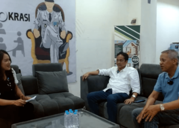 Rinalwan Buchari (tengah) didampingi Maktal Nugraha saat menjadi narasumber Talkshow "Teras Demokrasi" di studio BRAM, Rabu 31 Januari 2024.