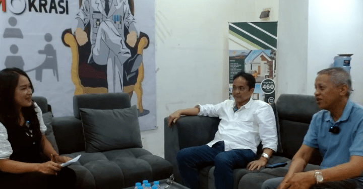 Rinalwan Buchari (tengah) didampingi Maktal Nugraha saat menjadi narasumber Talkshow "Teras Demokrasi" di studio BRAM, Rabu 31 Januari 2024.