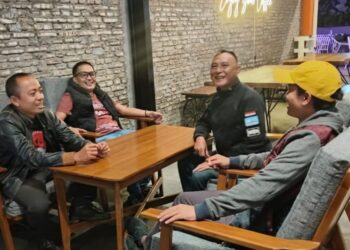 Steve Ewon saat menghadiri diskusi bahas Pilkada KBB berama politisi PAN dan Partai Golkar didampingi Tokoh Pemekaran KBB Asep Ridwan