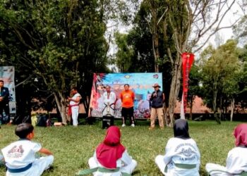 Steve Ewon bersama Ketua Umum Pengurus Daerah Tarung Derajat Kabupaten Bandung Barat hadiri Latihan Gabungan di Natural Hills, 3/03/2024