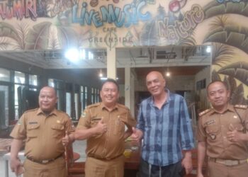 Owner Katumiri Grand Hill, Erfan Bramantyo didampingi Kepala Dinas Pariwisata dan Kebudayaan Bandung Barat, Akhmad Panji dan Steve Ewon, Kepala Desa Kertawangi, Senin 4/03/2024.
