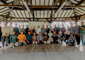 Foto Bersama: Kepala Dinas Pariwisata Pemuda dan Olahraga Kota Sawahlunto berfoto bersama di pendopo Little farmer Bio Farma Desa Kertawangi, Selasa 6/03/2024