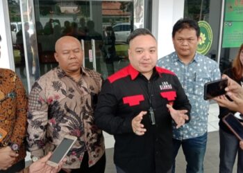 Kuasa hukum RT, Randy Rainaldo, S.H bersama rekan, saat menggelar konferensi pers di PN Balebandung, Jumat 8 Maret 2024.