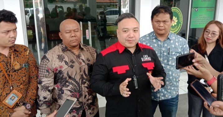 Kuasa hukum RT, Randy Rainaldo, S.H bersama rekan, saat menggelar konferensi pers di PN Balebandung, Jumat 8 Maret 2024.