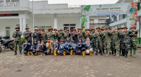 Satgas Citarum Harum Sektor III Kodim 0609 Cimahi bersama Steve Ewon saat menggelar Karya Bakti di Desa Kertawangi, Senin 11 Maret 2024