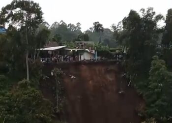 Satu unit bangunan amblas akibat longsor yang terjadi di desa Kertawangi, Minggu Sore 17 Maret 2024