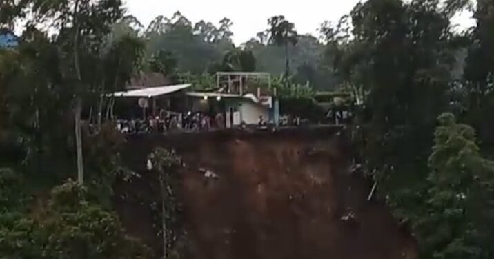 Satu unit bangunan amblas akibat longsor yang terjadi di desa Kertawangi, Minggu Sore 17 Maret 2024