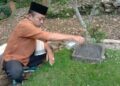 Steve Ewon saat berziarah ke makam tokoh pendiri pemekaran Kabupaten Bandung Barat Alm. H. Endang Anwar di Desa Cipada, Rabu 20 Maret 2024.