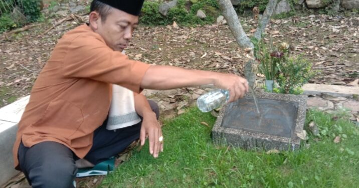 Steve Ewon saat berziarah ke makam tokoh pendiri pemekaran Kabupaten Bandung Barat Alm. H. Endang Anwar di Desa Cipada, Rabu 20 Maret 2024.