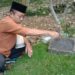 Steve Ewon saat berziarah ke makam tokoh pendiri pemekaran Kabupaten Bandung Barat Alm. H. Endang Anwar di Desa Cipada, Rabu 20 Maret 2024.