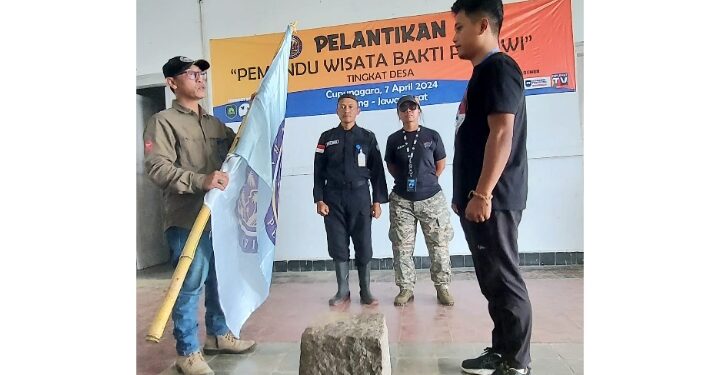 Founder Yayasan Elang Khatulistiwa Indonesia, Abby saat menyaksikan upacara pelantikan pengurus tingkat Desa di Desa Cupunagara Kabupaten Subang
