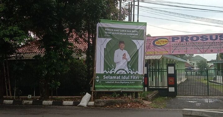 Sebuah baliho ucapan selamat Idul Fitri dari Letkol (Purn) Ngatiyana tepat di seberang Kodim 0609 Cimahi