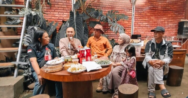 Steve Ewon didampingi Budayawan Asep Ridwan dipandu mang Uwo saat menggelar podcast dengan tema Festival Kakaren di Rumah Pemimpi, Kamis 11 April 2024