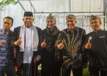 PJ. Bupati Bandung Barat didampingi Steve Ewon, tokoh Pemekaran Bandung Barat KH. Zaenal Abidin, H. Asep Ridwan serta tokoh pemuda Lili Supriatna, Sabtu 20 April 2024