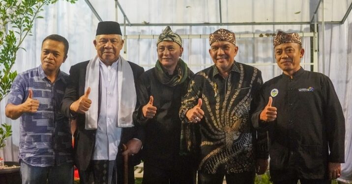 PJ. Bupati Bandung Barat didampingi Steve Ewon, tokoh Pemekaran Bandung Barat KH. Zaenal Abidin, H. Asep Ridwan serta tokoh pemuda Lili Supriatna, Sabtu 20 April 2024