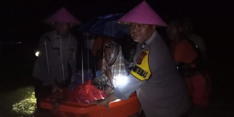 Evakuasi Warga Pengkendekan Dampak Banjir Sungai Rongkong, Personil Sabbang Kerja Ekstra Hingga Subuh