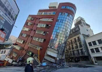 Sebuah gedung miring akibat gempa Taiwan, Rabu 3 April 2024 (BBC world)