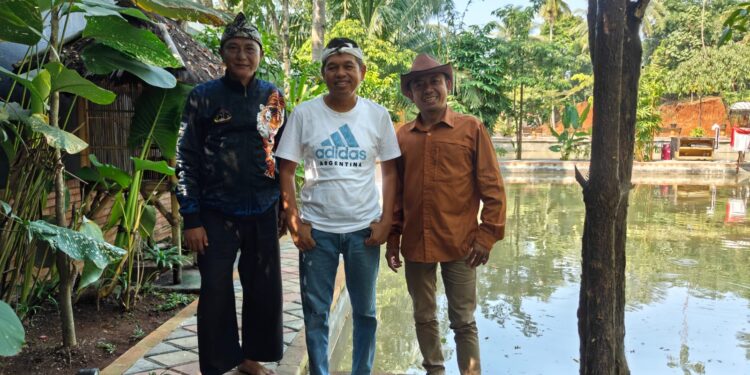 Steve Ewon saat berkunjung ke kediaman Kang Dedi Mulyadi di Subang, didampingi Asep Ridwan, Jumat 17 Mei 2024