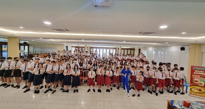 Seminar Public Speaking di SD Santo Lukas 1 & SMP Maria Della Strada bersama Priska Sahanaya , PRONAS dan SINOTIF