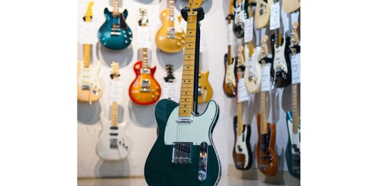 Gitar Legendaries Eross Candra Dilelang Demi Bantu Korban di Palestina