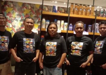 Relawan Cimahi SATIA saat membagikan atribut Kaos bertuliskan Cimahi SATIA kepada awak media