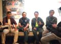 CEO BRAM Radio Kanda Kurniawan saat berbincang bersama pegiat media online Unggung Rispurwo dan Aliansi Buruh Kota Cimahi