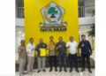 FOTO BERSAMA: Bacalon Bupati Kuningan dr. Deni Wirhana berfoto bersama Sekretaris DPD Partai Golkar Jawa Barat MQ Iswara didampingi tokoh Perubahan Kabupaten Kuningan di kantor DPP Partai Golkar