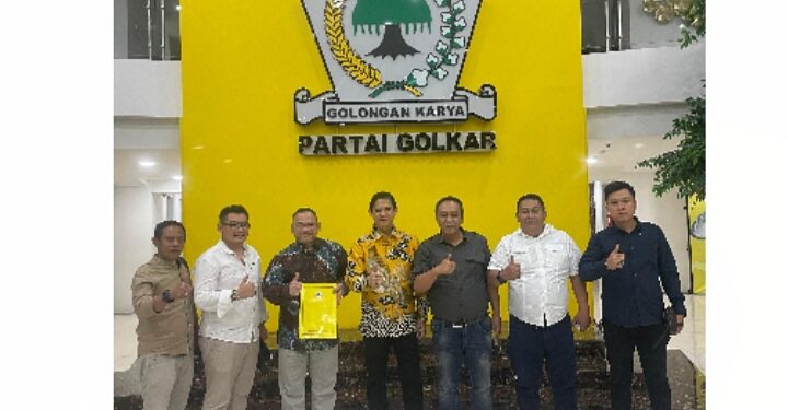 FOTO BERSAMA: Bacalon Bupati Kuningan dr. Deni Wirhana berfoto bersama Sekretaris DPD Partai Golkar Jawa Barat MQ Iswara didampingi tokoh Perubahan Kabupaten Kuningan di kantor DPP Partai Golkar