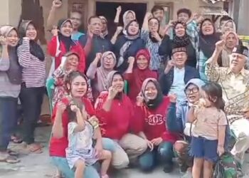 Foto bersama: Mantan Walikota Cimahi Ngatiyana foto bersama masyarakat RW 03, Kelurahan Baros.