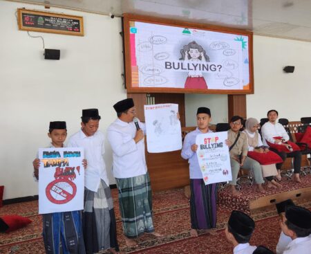 Para santri Pondok Pesantren Daarul Haliim ikuti seminar, sosialisasi dan Deklarasi "Pesantren Ramah Anak", Selasa 16 Juli 2024.