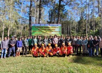 Foto bersama: Jajaran Polhut dan LMDH usai melaksanakan kegiatan Pembinaan Personil Polhut dan Sosialisasi Gukamhut