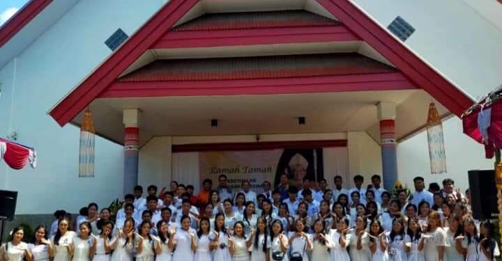 Uskup Agung Koajutor KAMS, Beri Sakramen Krisma 219 Umat Paroki Siti Maryam Saluampak