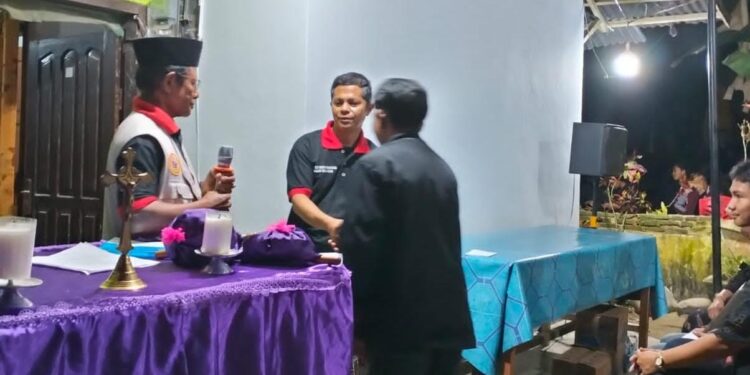 Bapak Kandung Manager TP Saluampak Wafat, Staf Komite dan Sangayoka Serahkan Dana Solidaritas Kematian
