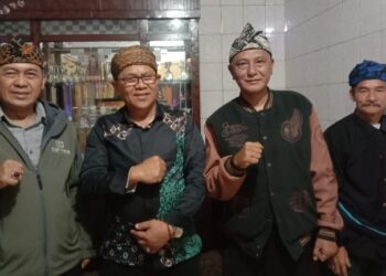 Ngatiyana diterima langsung Asep Wardiman (Ketua Masyarakat Adat Cireundeu) didampingi Asep Ridwan dan Abah Sarpin (tokoh Baduy Luar), Sabtu 3 Agustus 2024. (Foto: Uwo)