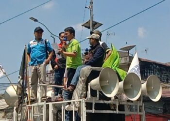 Perwakilan Serikat Buruh dan Pekerja Kota Cimahi bergantian menggelar orasi politik sampaikan dukungan untuk Ngatiyana Adhitia maju di Pilkada Kota Cimahi 2024