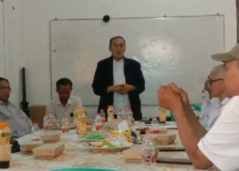 Mantan Walikota Cimahi Letkol. Inf. (Purn) Ngatiyana saat menyampaikan sambutannya didepan puluhan Ketua RW di Kelurahan Leuwigajah, Selasa 13 Agustus 2024.