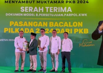 Ketua Umum Gus Muhaimin serahkan Surat Keputusan atau Rekomendasi Partai kepada pasangan Ngatiyana Adhitia Yudisthira untuk maju di Pilkada Kota Cimahi, Minggu 18 Agustus 2024.