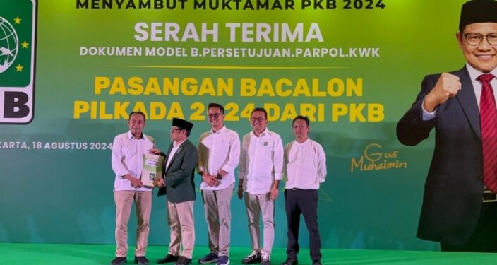 Ketua Umum Gus Muhaimin serahkan Surat Keputusan atau Rekomendasi Partai kepada pasangan Ngatiyana Adhitia Yudisthira untuk maju di Pilkada Kota Cimahi, Minggu 18 Agustus 2024.