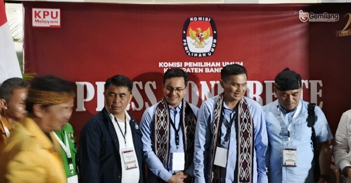 Pasangan Sahrul Gunawan dan Gun Gun Gunawan Serahkan Berkas Pendaftaran Ke KPU Kabupaten Bandung