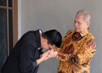 Jelang Daftar Ke KPU, Calon Bupati Bandung Sahrul Gunawan Sungkem Ke Ayahanda