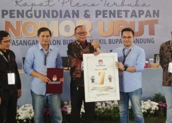 Dapat No Urut 1, Pasangan Sahrul Gunawan dan Gun Gun Gunawan Tersenyum Senang